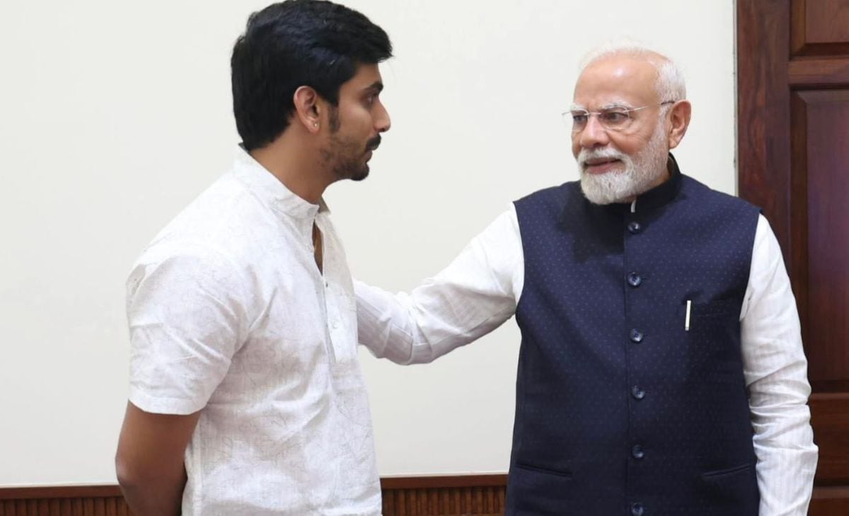 प्रधानमंत्री नरेंद्र मोदी के साथ अंशुमन आनंद. प्रधानमंत्री नरेंद्र मोदी के साथ अंशुमन आनंद.