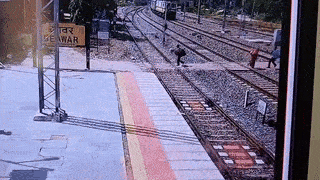 Rajasthan: अश्वनी बना फरिश्ता, चलती ट्रेन के सामने कूदने से बचाई महिला की जान; CCTV में क़ैद घटना&nbsp;