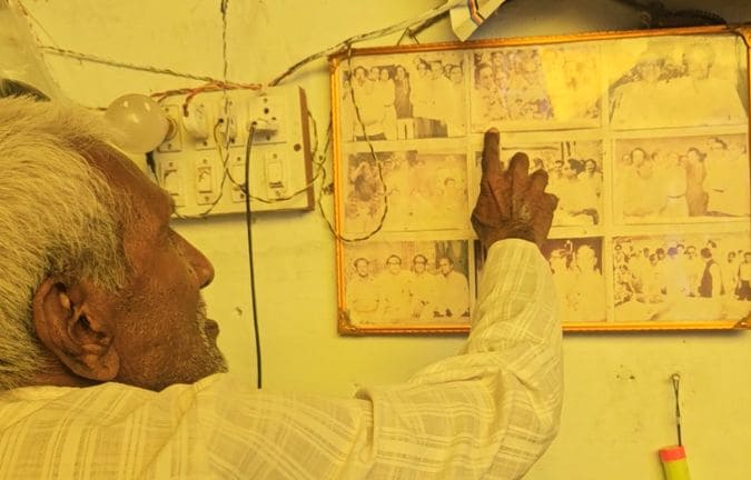 खंडवा में किशोर कुमार के घर में आज भी उनकी तस्वीरें लगी हुई है, जो उनके जमाने को ताजा कर देती है। लेकिन किशोर दा का ये घर आज खंडहर हो चुका है। खंडवा में किशोर कुमार के घर में आज भी उनकी तस्वीरें लगी हुई है, जो उनके जमाने को ताजा कर देती है। लेकिन किशोर दा का ये घर आज खंडहर हो चुका है।