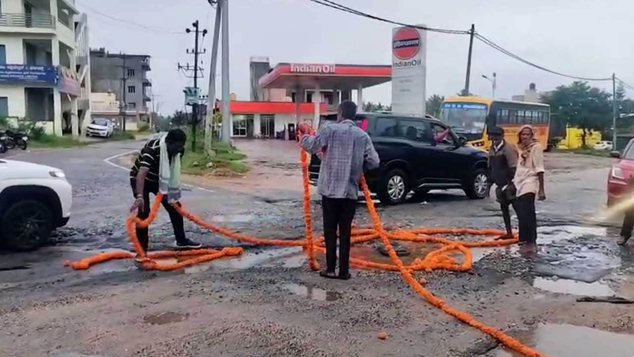 Residents In Karnataka's Mandya Use Garlands And Lamps To Protest Pothole Crisis
