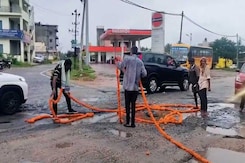 Residents In Karnataka's Mandya Use Garlands And Lamps To Protest Pothole Crisis Residents In Karnataka's Mandya Use Garlands And Lamps To Protest Pothole Crisis