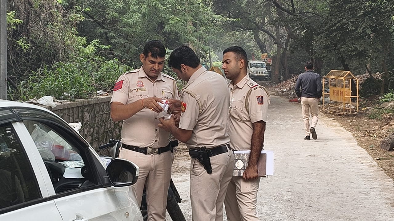 दिल्ली के महरौली में पुलिस मुठभेड़, काकू पहाड़िया नाम के बदमाश के पैर में गोली लगी