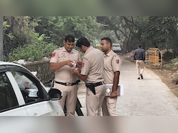 दिल्ली के महरौली में पुलिस मुठभेड़, काकू पहाड़िया नाम के बदमाश के पैर में गोली लगी दिल्ली के महरौली में पुलिस मुठभेड़, काकू पहाड़िया नाम के बदमाश के पैर में गोली लगी
