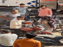 सीकर: बीच बाजार महिला ने मनचले को जड़े थप्पड़, वीडियो वायरल सीकर: बीच बाजार महिला ने मनचले को जड़े थप्पड़, वीडियो वायरल