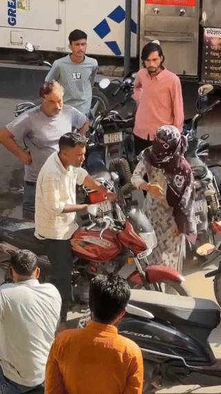 सीकर: बीच बाजार महिला ने मनचले को जड़े थप्पड़, वीडियो वायरल