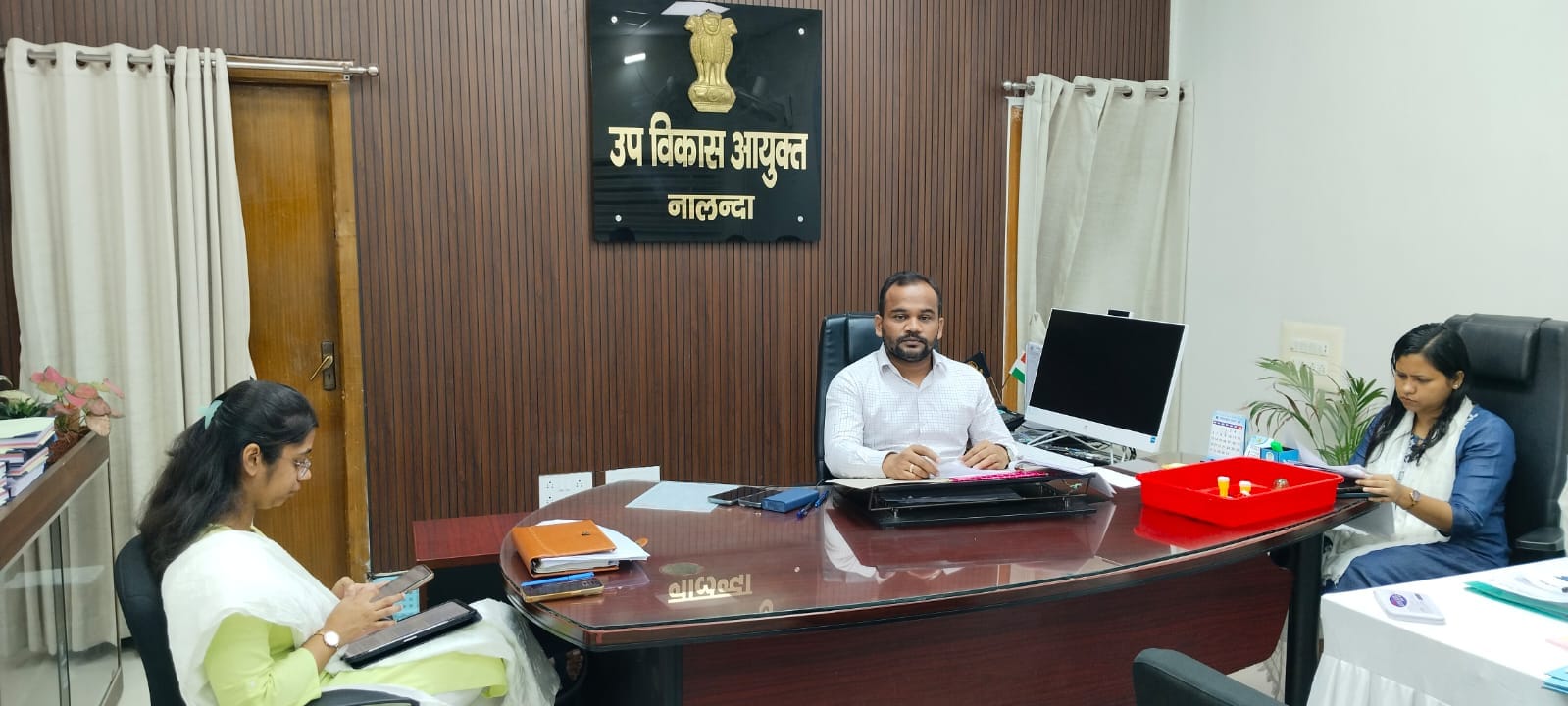 नालंदा में पूरे दिन प्रत्याशी का इंतजार करते रहे अधिकारी. नालंदा में पूरे दिन प्रत्याशी का इंतजार करते रहे अधिकारी.