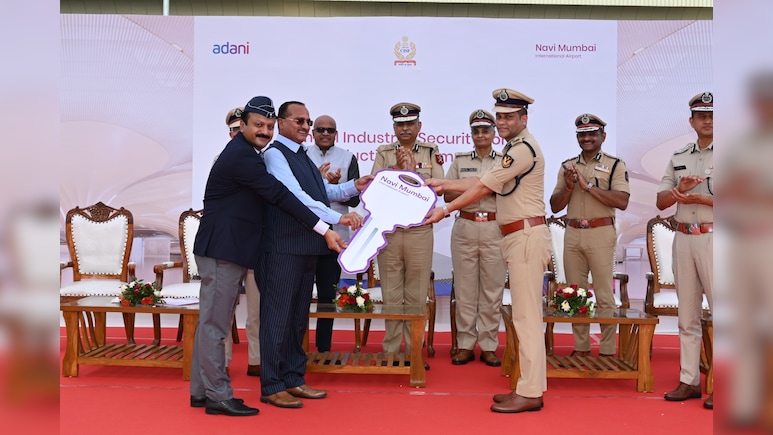 CISF ने NMIA पर संभाली सुरक्षा की कमान, 900 कर्मियों की टुकड़ी तैनात CISF ने NMIA पर संभाली सुरक्षा की कमान, 900 कर्मियों की टुकड़ी तैनात