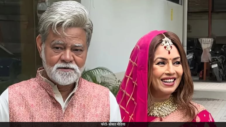 अपनी 52 साल की 'बीवी ' संग संजय मिश्रा ने दिया DDLJ का पोज, बोले- दिलवाले दुल्हनिया ले जाएंगे