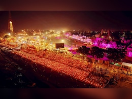 अयोध्या में दीपोत्सव पर बना विश्व रिकॉर्ड, 26 लाख दीपों से जगमग हुई रामनगरी; देखें तस्वीरें