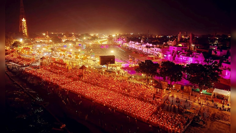 अयोध्या में दीपोत्सव पर बना विश्व रिकॉर्ड, 26 लाख दीपों से जगमग हुई रामनगरी; देखें तस्वीरें अयोध्या में दीपोत्सव पर बना विश्व रिकॉर्ड, 26 लाख दीपों से जगमग हुई रामनगरी; देखें तस्वीरें