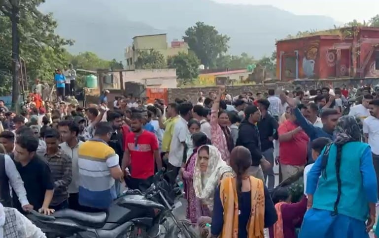 अजेंद्र कंडारी की हत्या के बाद स्थानीय लोगों ने विरोध प्रदर्शन किया. अजेंद्र कंडारी की हत्या के बाद स्थानीय लोगों ने विरोध प्रदर्शन किया.