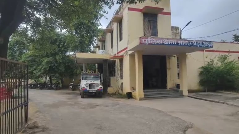 Rajasthan: अलवर में पुलिस की टीम पर हमला, लूट के आरोपी को दबोचने गए जवानों से भिड़ गए परिजन