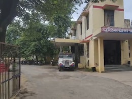 Rajasthan: अलवर में पुलिस की टीम पर हमला, लूट के आरोपी को दबोचने गए जवानों से भिड़ गए परिजन Rajasthan: अलवर में पुलिस की टीम पर हमला, लूट के आरोपी को दबोचने गए जवानों से भिड़ गए परिजन
