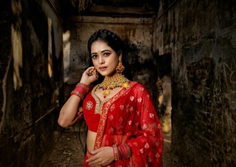 Karwa Chauth 2025: अब AI से अपनी करवा चौथ फोटो को बनाएं हीरोइन जैसा, ये 5 AI प्राम्प्ट्स आएंगे काम