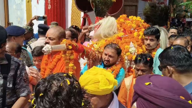 Bastar Dussehra: विश्व प्रसिद्ध बस्तर दशहरा का समापन, मावली माता की डोली विदाई में उमड़ा जनसैलाब, बंदूक की दी गई सलामी