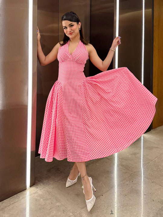 Avneet Kaur’s Gingham Moment Is All Things Retro and Radiant