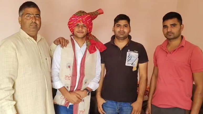 RAS 2023 Result: SI विवाद से मिला था 'फर्जी थानेदार'का टैग, RAS में 404वीं रैंक लाकर रजनीश ने मनवाया काबिलियत का लोहा RAS 2023 Result: SI विवाद से मिला था 'फर्जी थानेदार'का टैग, RAS में 404वीं रैंक लाकर रजनीश ने मनवाया काबिलियत का लोहा