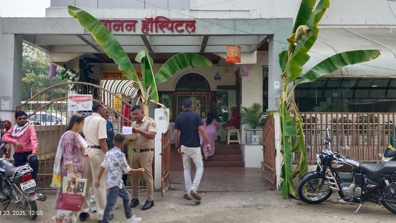 Akola News: अकोला हादरले! गजानन हॉस्पिटलमध्ये रुग्णाचे टोकाचे पाऊल; दरवाज्यातून समोर आले भयावह सत्य Akola News: अकोला हादरले! गजानन हॉस्पिटलमध्ये रुग्णाचे टोकाचे पाऊल; दरवाज्यातून समोर आले भयावह सत्य