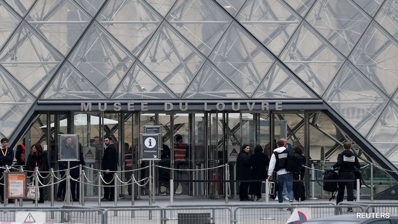 'Strike Team' Of 4 Being Hunted For Louvre Museum Heist 'Strike Team' Of 4 Being Hunted For Louvre Museum Heist