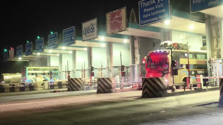 No Diwali Bonus, Agra-Lucknow Expressway Toll Operators Open Gates For All No Diwali Bonus, Agra-Lucknow Expressway Toll Operators Open Gates For All