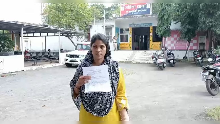 भाजपा पार्षद नईम खान फिर विवादों में, नई बेगम ने महिला थाने में दर्ज कराई शिकायत, लगाए मारपीट और प्रताड़ना के आरोप भाजपा पार्षद नईम खान फिर विवादों में, नई बेगम ने महिला थाने में दर्ज कराई शिकायत, लगाए मारपीट और प्रताड़ना के आरोप