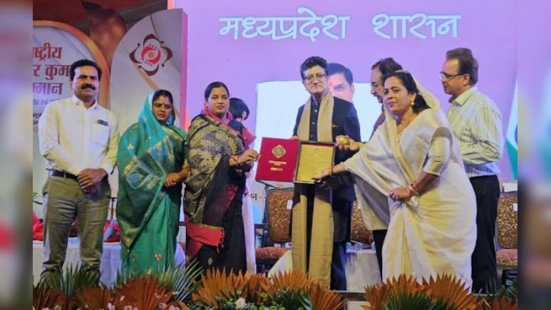 National Kishore Awards: गीतकार प्रसून जोशी को मिला किशोर सम्मान, CM यादव भोपाल से वर्चुअली जुड़े National Kishore Awards: गीतकार प्रसून जोशी को मिला किशोर सम्मान, CM यादव भोपाल से वर्चुअली जुड़े