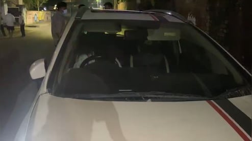 लखनऊ के हजरतगंज में कार में मिला युवक का शव, हाथ में पिस्टल, हत्या या आत्महत्या?