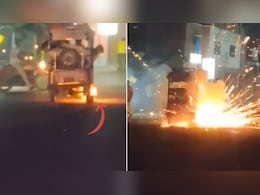 बीच सड़क पर शख्स ने जलाया स्काई शॉट पटाखा, तभी आ गया टिर्री वाला, कैमरे में कैद हुआ डरवाना मंजर बीच सड़क पर शख्स ने जलाया स्काई शॉट पटाखा, तभी आ गया टिर्री वाला, कैमरे में कैद हुआ डरवाना मंजर