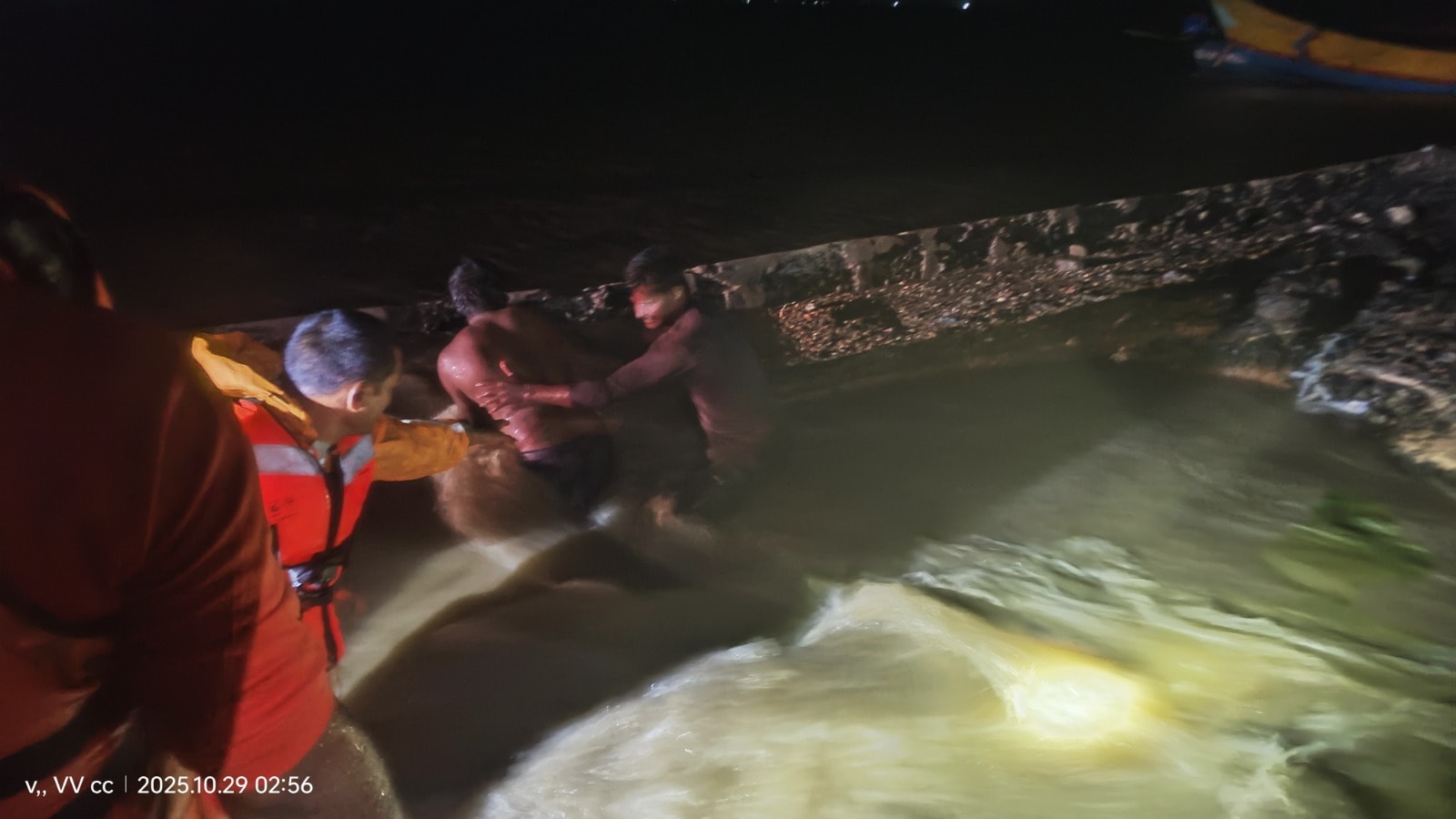 मोंथा की वजह से आई बाढ़ में फंसे कई लोगों को एनडीआरएफ ने बचाया. मोंथा की वजह से आई बाढ़ में फंसे कई लोगों को एनडीआरएफ ने बचाया.