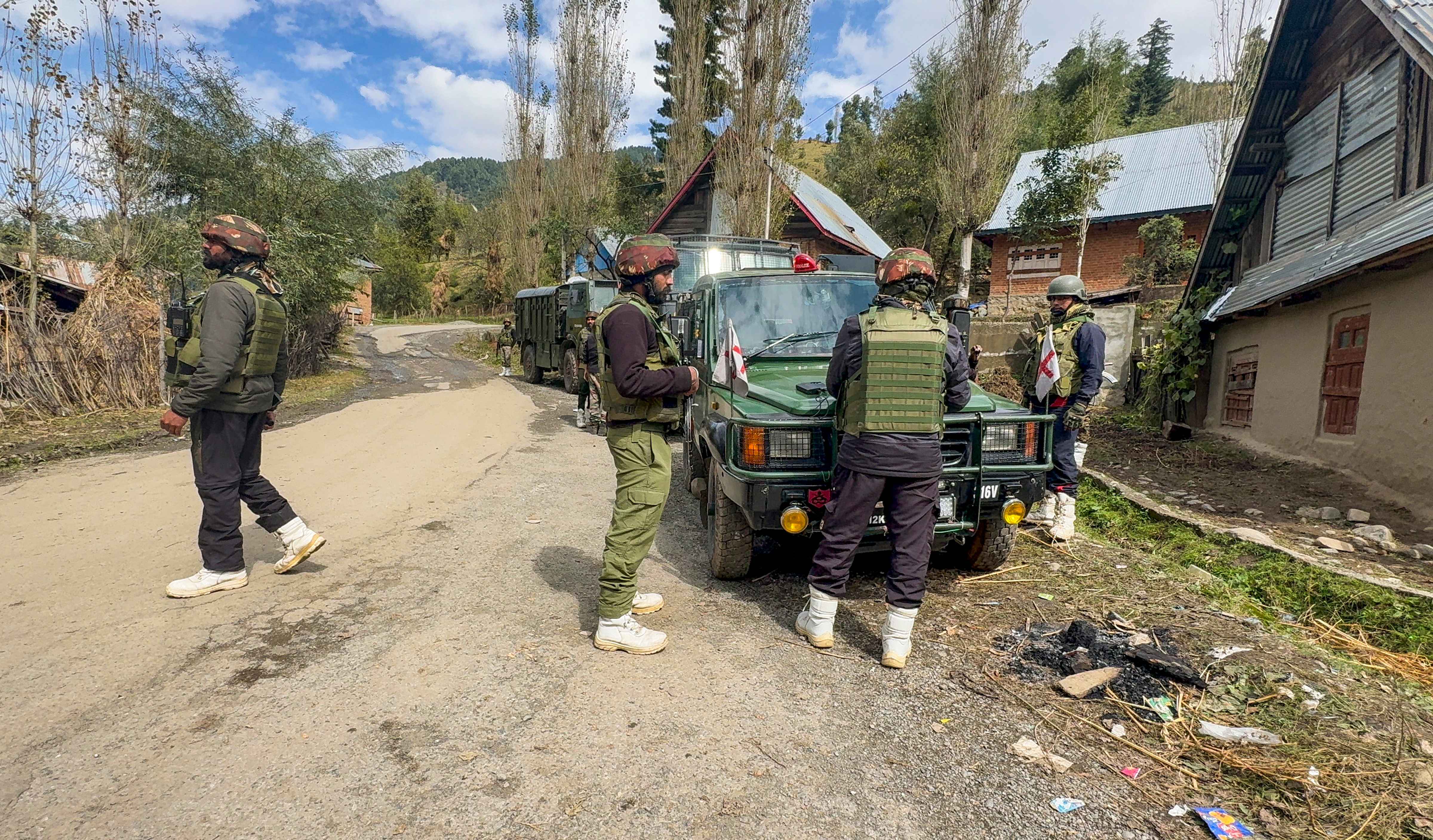 कोकरनाग में दूसरे पैराट्रूपर का शव भी बरामद, सेना ने सर्वोच्च बलिदान को किया नमन
