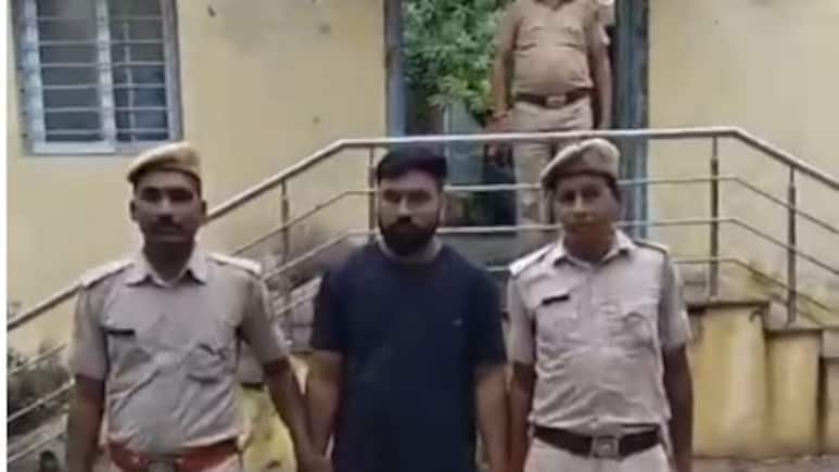 फर्जी दिव्यांग प्रमाण पत्र से बना ग्राम विकास अधिकारी गिरफ्तार, दो साल से कर रहा था नौकरी; मेडिकल जांच में खुली पोल फर्जी दिव्यांग प्रमाण पत्र से बना ग्राम विकास अधिकारी गिरफ्तार, दो साल से कर रहा था नौकरी; मेडिकल जांच में खुली पोल