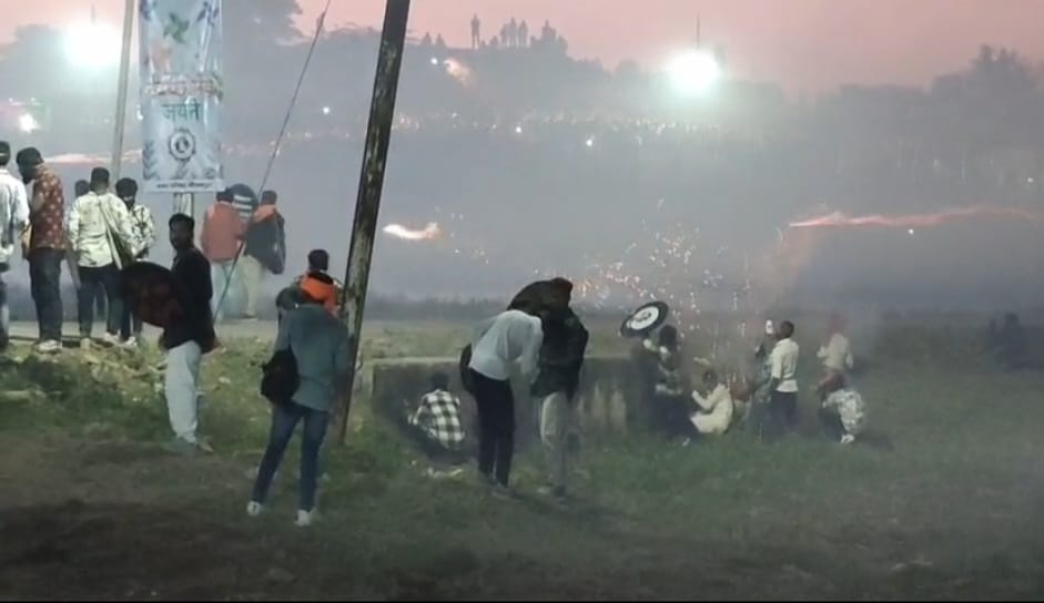 आग उगलते गोलों से 35 झुलसे, दिवाली बाद इंदौर के पारंपरिक हिंगोट युद्ध में हादसा, एक शख्स की हालत गंभीर