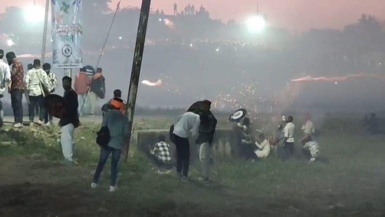 आग उगलते गोलों से 35 झुलसे, दिवाली बाद इंदौर के पारंपरिक हिंगोट युद्ध में हादसा, एक शख्स की हालत गंभीर आग उगलते गोलों से 35 झुलसे, दिवाली बाद इंदौर के पारंपरिक हिंगोट युद्ध में हादसा, एक शख्स की हालत गंभीर