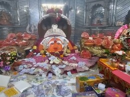 Amravati News: अनोखी परंपरा! लक्ष्मीपूजनानंतर देवीच्या प्रसादात वाटले जातात 'पैसे'; भाविकांची तुफान गर्दी Amravati News: अनोखी परंपरा! लक्ष्मीपूजनानंतर देवीच्या प्रसादात वाटले जातात 'पैसे'; भाविकांची तुफान गर्दी
