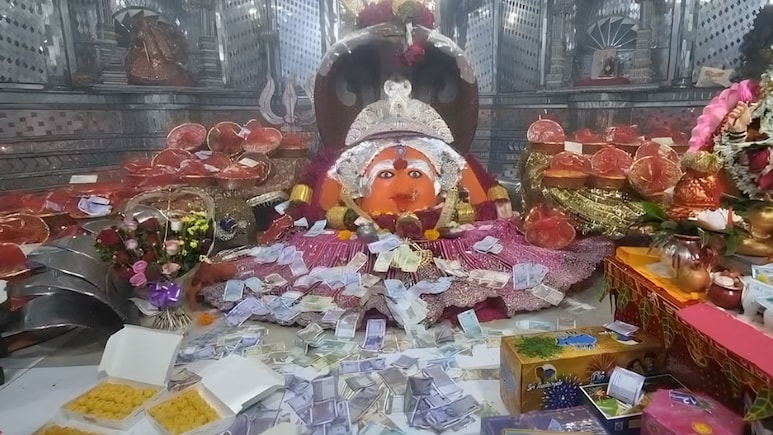 Amravati News: अनोखी परंपरा! लक्ष्मीपूजनानंतर देवीच्या प्रसादात वाटले जातात 'पैसे'; भाविकांची तुफान गर्दी Amravati News: अनोखी परंपरा! लक्ष्मीपूजनानंतर देवीच्या प्रसादात वाटले जातात 'पैसे'; भाविकांची तुफान गर्दी