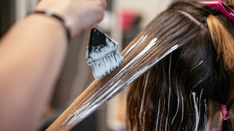 Kidney Risk in Hair Dye : हेअर डायमुळे मूत्रपिंडाचं आरोग्य धोक्यात, अभ्यासातून धक्कादायक माहिती समोर Kidney Risk in Hair Dye : हेअर डायमुळे मूत्रपिंडाचं आरोग्य धोक्यात, अभ्यासातून धक्कादायक माहिती समोर