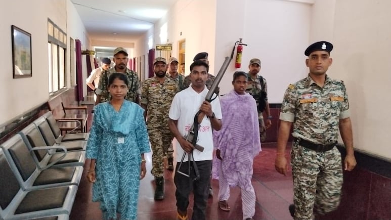 DGN डिवीजन के नागेश, जैनी और मनीला ने किया आत्मसमर्पण, कई मुठभेड़ में थे शामिल, 300000 रुपये का था इनाम DGN डिवीजन के नागेश, जैनी और मनीला ने किया आत्मसमर्पण, कई मुठभेड़ में थे शामिल, 300000 रुपये का था इनाम