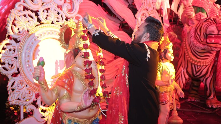 मीका सिंह के घर सजी माता की महफिल, भोजपुरी एक्ट्रेस अक्षरा सिंह भी हुईं शामिल