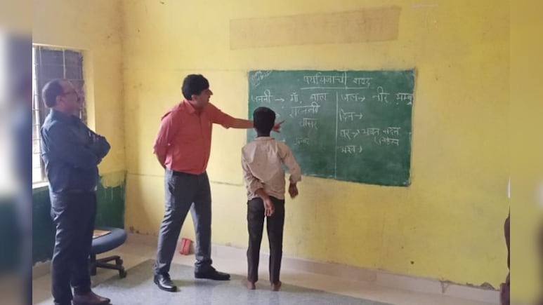 कलेक्टर की पाठशाला! छात्र ने पूछा आप कलेक्टर कैसे बने? जवाब सुनकर बच्चों के चेहरे पर आई मुस्कान कलेक्टर की पाठशाला! छात्र ने पूछा आप कलेक्टर कैसे बने? जवाब सुनकर बच्चों के चेहरे पर आई मुस्कान