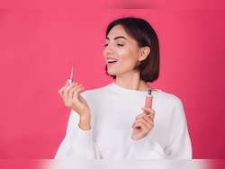 Lip Gloss under 500: MARS, Lakme के ये लिप ग्&zwj;लॉस देख पड़ोसन भी हो जाएगी इंप्रेस, हर लुक पर करेंगे सूट