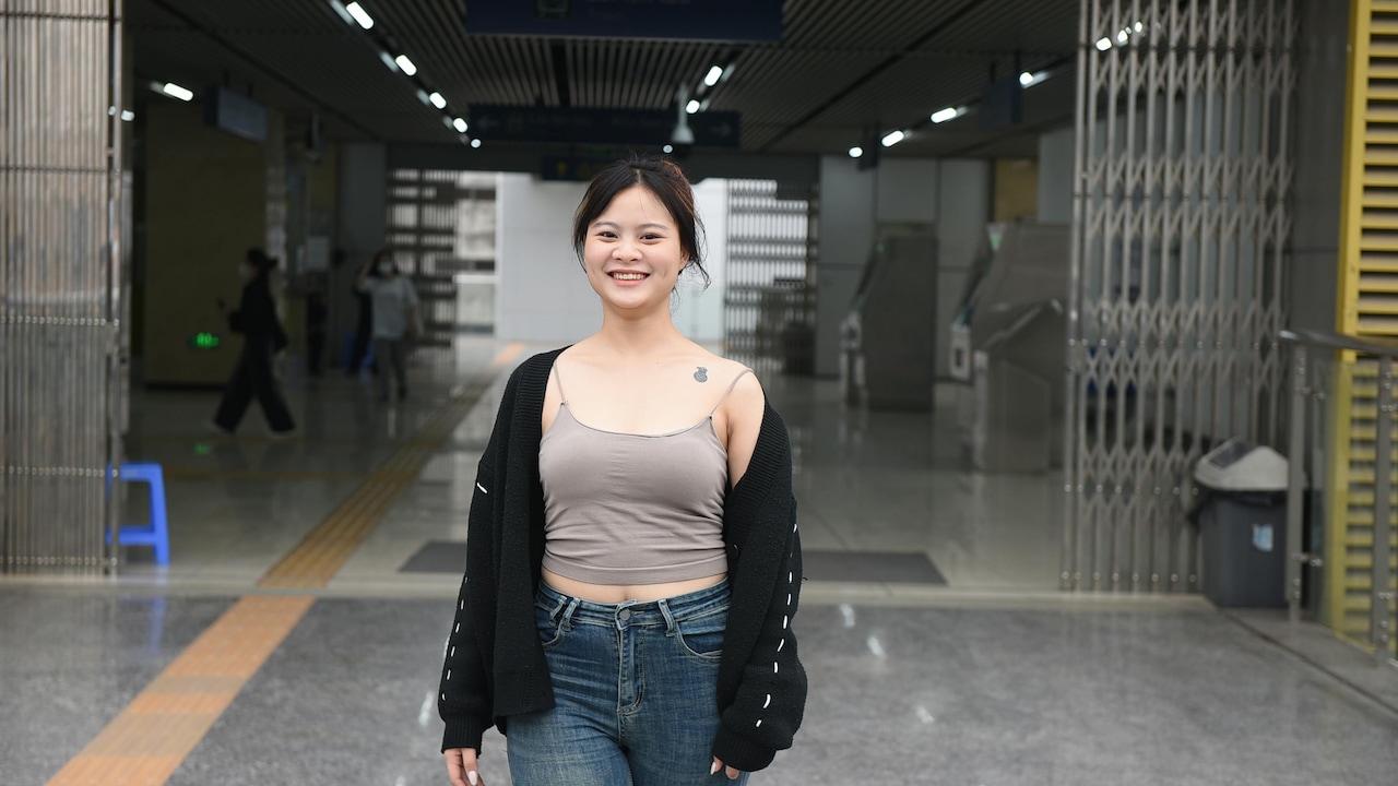 Go for monochrome or minimal looks Go for monochrome or minimal looks