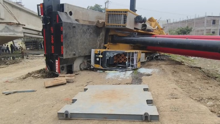 धार में रेलवे पुल बनाते समय गिरी क्रेन, मैजिक वाहन में सवार लोग दबे; दो की दर्दनाक मौत धार में रेलवे पुल बनाते समय गिरी क्रेन, मैजिक वाहन में सवार लोग दबे; दो की दर्दनाक मौत