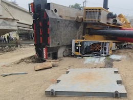 क्रेन हादसा: सड़क पर शव रखकर चक्काजाम करने वालों पर कार्रवाई, पुलिस ने दर्ज की FIR क्रेन हादसा: सड़क पर शव रखकर चक्काजाम करने वालों पर कार्रवाई, पुलिस ने दर्ज की FIR