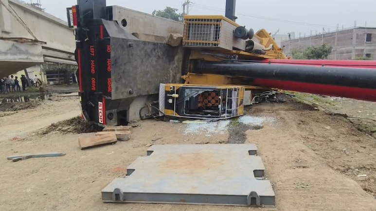 क्रेन हादसा: सड़क पर शव रखकर चक्काजाम करने वालों पर कार्रवाई, पुलिस ने दर्ज की FIR क्रेन हादसा: सड़क पर शव रखकर चक्काजाम करने वालों पर कार्रवाई, पुलिस ने दर्ज की FIR