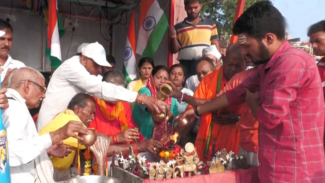Cricket Fans Perform Hawan For Indias Win Against Pakistan In Womens World Cup Match