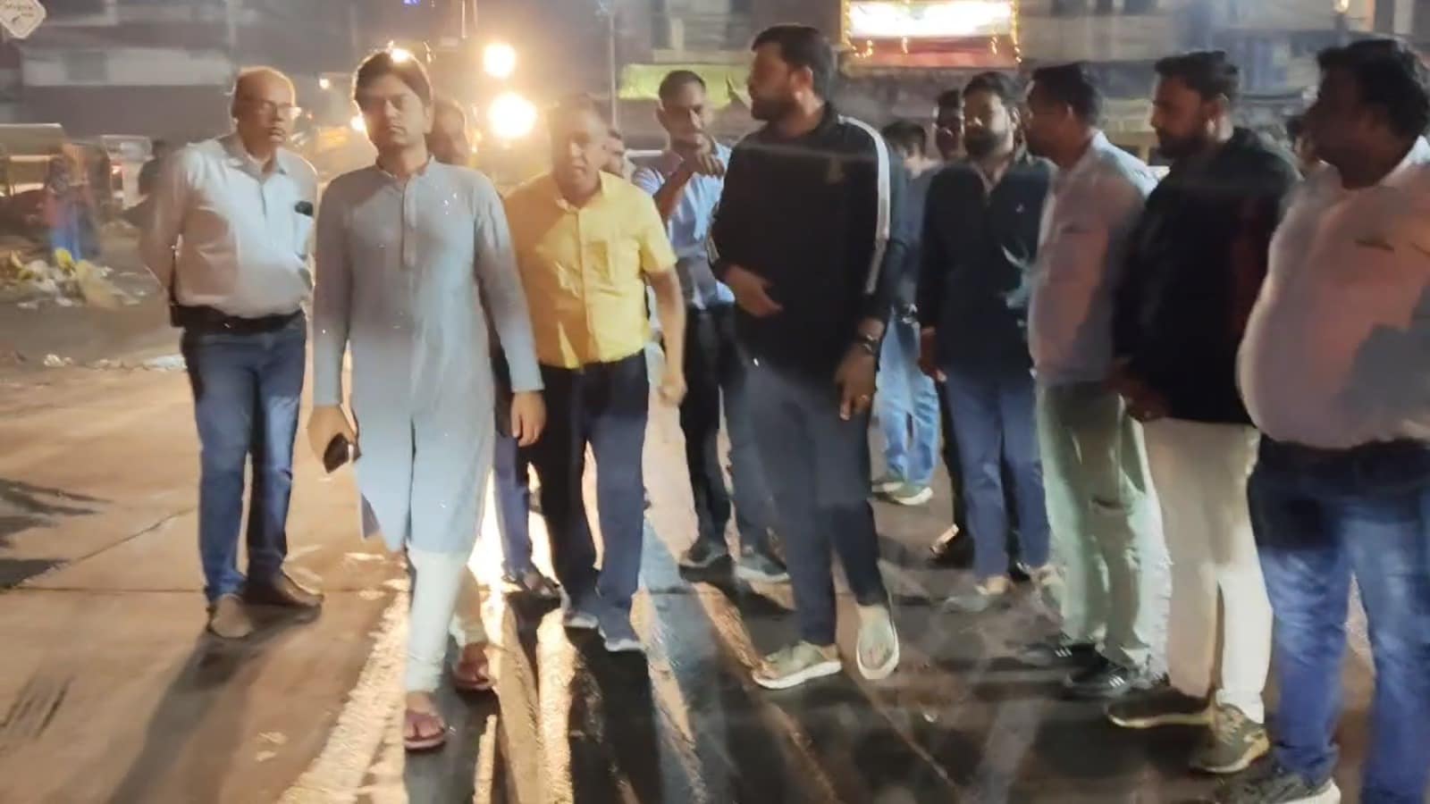 इंदौर में सुबह का उजाला पसरने से पहले ही अधिकारी सड़कों पर उतरे और सफाई अभियान का निरीक्षण किया. इंदौर में सुबह का उजाला पसरने से पहले ही अधिकारी सड़कों पर उतरे और सफाई अभियान का निरीक्षण किया.