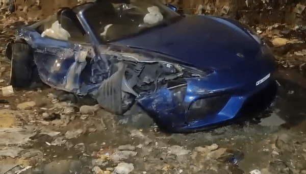 3 दोस्त और रफ्तार की सनक... BMW की टक्कर से हाईवे पर चकनाचूर हुई 2 करोड़ की पोर्श कार