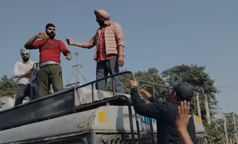 संगरूर में रोडवेज बस कर्मचारियों की हड़ताल के दौरान उग्र प्रदर्शन, आत्मदाह की कोशिश, पुलिसकर्मी भी झुलसा