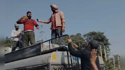 संगरूर में रोडवेज बस कर्मचारियों की हड़ताल के दौरान उग्र प्रदर्शन, आत्मदाह की कोशिश, पुलिसकर्मी भी झुलसा