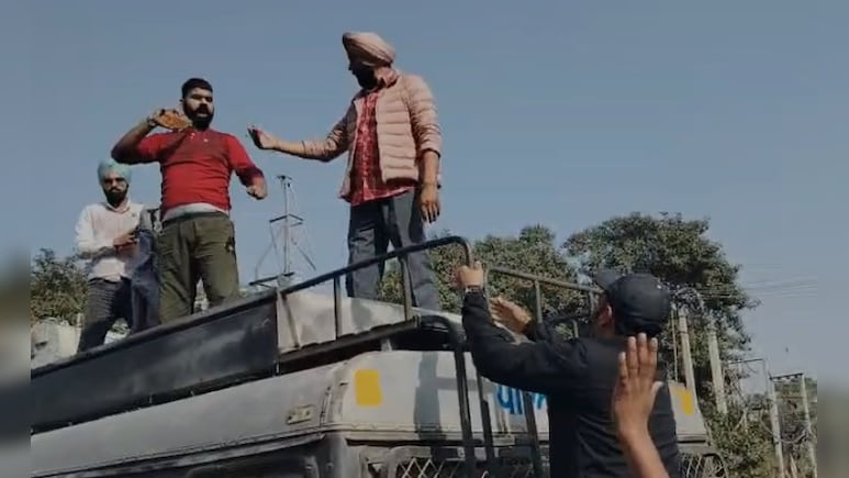 संगरूर में रोडवेज बस कर्मचारियों की हड़ताल के दौरान उग्र प्रदर्शन, आत्मदाह की कोशिश, पुलिसकर्मी भी झुलसा